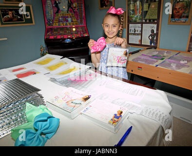 Tia Bailey,7,l'exécution de sa propre compagnie d'arcs parfumés de sa maison à Colchester, Essex. ..... Rencontrez le dernier entrepreneur - sept ans Tia Bailey. L'écolière de Colchester a créé une gamme de cheveux parfumé archets pour les jeunes filles à l'usure. Les accessoires sont appelés "l'Archet parfumés par Tia B' et tous les aspects de l'entreprise - à partir de la conception jusqu'à la fabrication et l'expédition - ont été supervisées par la femme en herbe. Une partie des revenus provenant des ventes de la £8 arcs va à l'organisme de bienfaisance Le, qui prend en charge des besoins particuliers des jeunes et leurs parents. Tia explique : 'I sa Banque D'Images