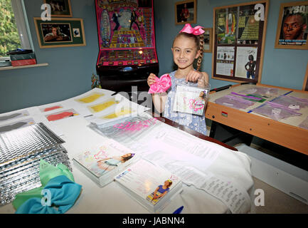 Tia Bailey,7,l'exécution de sa propre compagnie d'arcs parfumés de sa maison à Colchester, Essex. ..... Rencontrez le dernier entrepreneur - sept ans Tia Bailey. L'écolière de Colchester a créé une gamme de cheveux parfumé archets pour les jeunes filles à l'usure. Les accessoires sont appelés "l'Archet parfumés par Tia B' et tous les aspects de l'entreprise - à partir de la conception jusqu'à la fabrication et l'expédition - ont été supervisées par la femme en herbe. Une partie des revenus provenant des ventes de la £8 arcs va à l'organisme de bienfaisance Le, qui prend en charge des besoins particuliers des jeunes et leurs parents. Tia explique : 'I sa Banque D'Images