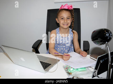 Tia Bailey,7,l'exécution de sa propre compagnie d'arcs parfumés de sa maison à Colchester, Essex. ..... Rencontrez le dernier entrepreneur - sept ans Tia Bailey. L'écolière de Colchester a créé une gamme de cheveux parfumé archets pour les jeunes filles à l'usure. Les accessoires sont appelés "l'Archet parfumés par Tia B' et tous les aspects de l'entreprise - à partir de la conception jusqu'à la fabrication et l'expédition - ont été supervisées par la femme en herbe. Une partie des revenus provenant des ventes de la £8 arcs va à l'organisme de bienfaisance Le, qui prend en charge des besoins particuliers des jeunes et leurs parents. Tia explique : 'I sa Banque D'Images