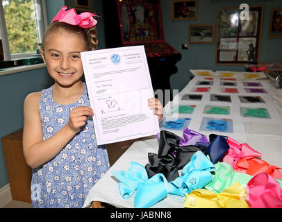 Tia Bailey,7,l'exécution de sa propre compagnie d'arcs parfumés de sa maison à Colchester, Essex. ..... Rencontrez le dernier entrepreneur - sept ans Tia Bailey. L'écolière de Colchester a créé une gamme de cheveux parfumé archets pour les jeunes filles à l'usure. Les accessoires sont appelés "l'Archet parfumés par Tia B' et tous les aspects de l'entreprise - à partir de la conception jusqu'à la fabrication et l'expédition - ont été supervisées par la femme en herbe. Une partie des revenus provenant des ventes de la £8 arcs va à l'organisme de bienfaisance Le, qui prend en charge des besoins particuliers des jeunes et leurs parents. Tia explique : 'I sa Banque D'Images