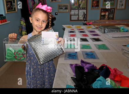 Tia Bailey,7,l'exécution de sa propre compagnie d'arcs parfumés de sa maison à Colchester, Essex. ..... Rencontrez le dernier entrepreneur - sept ans Tia Bailey. L'écolière de Colchester a créé une gamme de cheveux parfumé archets pour les jeunes filles à l'usure. Les accessoires sont appelés "l'Archet parfumés par Tia B' et tous les aspects de l'entreprise - à partir de la conception jusqu'à la fabrication et l'expédition - ont été supervisées par la femme en herbe. Une partie des revenus provenant des ventes de la £8 arcs va à l'organisme de bienfaisance Le, qui prend en charge des besoins particuliers des jeunes et leurs parents. Tia explique : 'I sa Banque D'Images