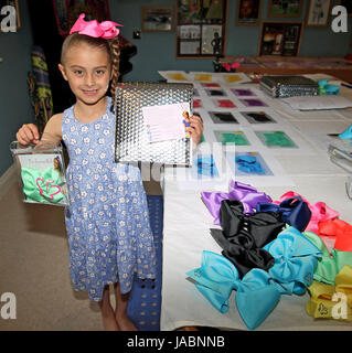 Tia Bailey,7,l'exécution de sa propre compagnie d'arcs parfumés de sa maison à Colchester, Essex. ..... Rencontrez le dernier entrepreneur - sept ans Tia Bailey. L'écolière de Colchester a créé une gamme de cheveux parfumé archets pour les jeunes filles à l'usure. Les accessoires sont appelés "l'Archet parfumés par Tia B' et tous les aspects de l'entreprise - à partir de la conception jusqu'à la fabrication et l'expédition - ont été supervisées par la femme en herbe. Une partie des revenus provenant des ventes de la £8 arcs va à l'organisme de bienfaisance Le, qui prend en charge des besoins particuliers des jeunes et leurs parents. Tia explique : 'I sa Banque D'Images