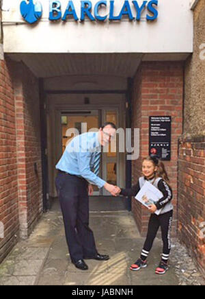 Tia Bailey,7,l'exécution de sa propre compagnie d'arcs parfumés de sa maison à Colchester, Essex. ..... Rencontrez le dernier entrepreneur - sept ans Tia Bailey. L'écolière de Colchester a créé une gamme de cheveux parfumé archets pour les jeunes filles à l'usure. Les accessoires sont appelés "l'Archet parfumés par Tia B' et tous les aspects de l'entreprise - à partir de la conception jusqu'à la fabrication et l'expédition - ont été supervisées par la femme en herbe. Une partie des revenus provenant des ventes de la £8 arcs va à l'organisme de bienfaisance Le, qui prend en charge des besoins particuliers des jeunes et leurs parents. Tia explique : 'I sa Banque D'Images