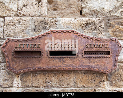 Ancienne boîte aux lettres italien oxydée dans le mur Banque D'Images