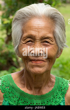 Asiatische Alte Frau, grauhaarigen Greisin portrait einer nur Gesichtsfalten Banque D'Images