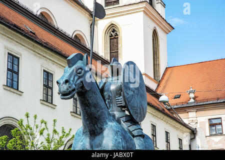 Statue équestre de margrave Jobst de Luxembourg et l'église de Saint Thomas, Brno, Moravie, République tchèque. Banque D'Images