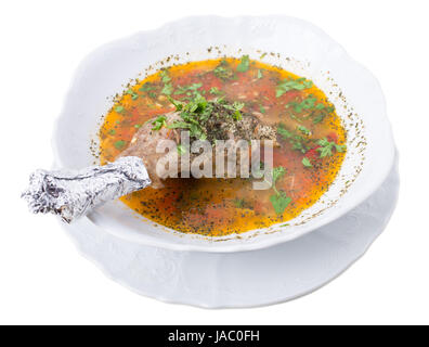 Soupe d'agneau géorgien avec des légumes. Isolé sur un fond blanc. Banque D'Images