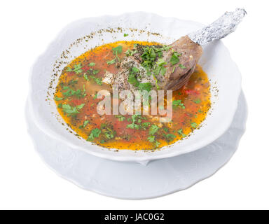 Soupe d'agneau géorgien avec des légumes. Isolé sur un fond blanc. Banque D'Images