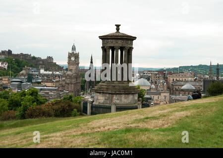 Vue sur Édimbourg Dugald Stewart, avec le monument à l'avant-plan Banque D'Images