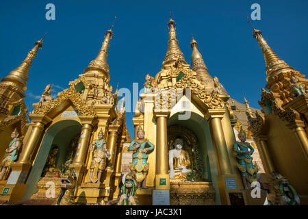 Sanctuaires contenant des bouddhas assis autour de la Pagode principale à la pagode Shwedagon à Yangon (Rangoon), le Myanmar (Birmanie) Banque D'Images