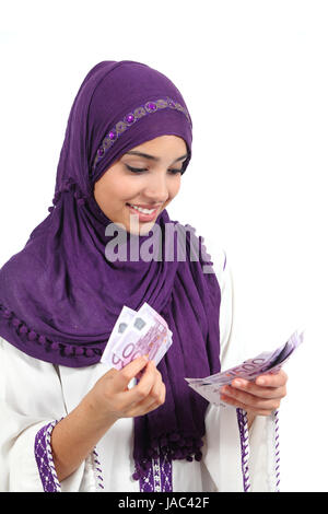 Belle femme arabe comptant un grand nombre de billets de cinq cents euros isolé sur fond blanc Banque D'Images