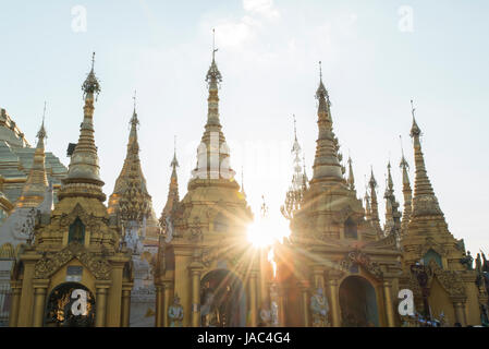 Le soleil se couche derrière les pagodes à la pagode Shwedagon à Yangon (Rangoon), le Myanmar (Birmanie) Banque D'Images