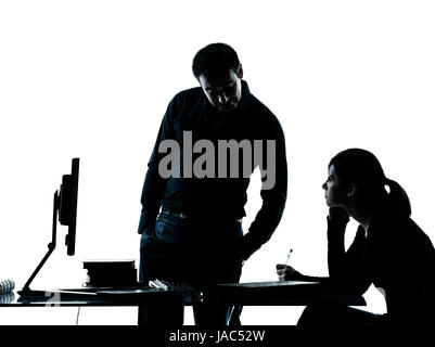 Un homme père professeur et étudiant adolescentes aider pour faire leurs devoirs en silhouette à l'intérieur isolé sur fond blanc Banque D'Images