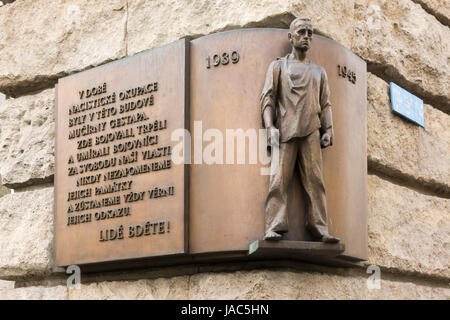 Une plaque commémorative à l'angle de Petschkův palác, commémorant les victimes de la deuxième Guerre mondiale de la Gestapo et de Reinhard Heydrich, 1939 - 1945. Prague Banque D'Images