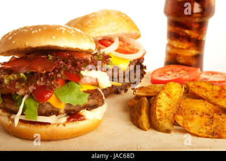 Deux burger au cola, les quartiers de pommes de terre comme garniture ; arrière-plan blanc Banque D'Images