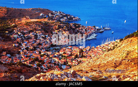 Ville côtière, Europe, Grèce, Symi, beau paysage urbain, mer Méditerranée, de nombreuses petites maisons, paysage panoramique, travel concept Banque D'Images