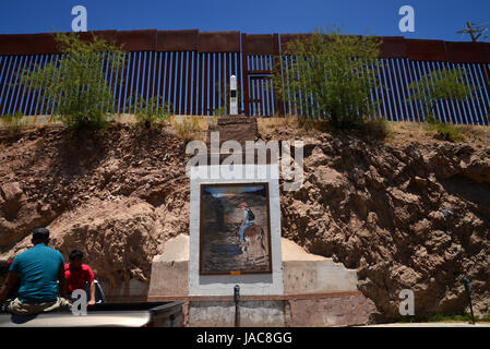 Un mur indique la frontière internationale avec Nogales, Arizona, Etats-Unis, vus de Nogales, Sonora, Mexique. La colonne a indiqué à l'origine concrète Banque D'Images