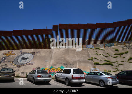 Un mur indique la frontière internationale avec Nogales, Arizona, Etats-Unis, vus de Nogales, Sonora, Mexique. Banque D'Images