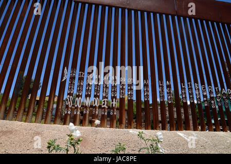 Un mur indique la frontière internationale avec Nogales, Arizona, Etats-Unis, vus de Nogales, Sonora, Mexique. Banque D'Images