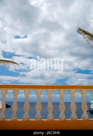 Vue sur la mer depuis une terrasse Banque D'Images