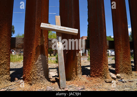 Un mur indique la frontière internationale avec Nogales, Arizona, Etats-Unis, vus de Nogales, Sonora, Mexique. Banque D'Images