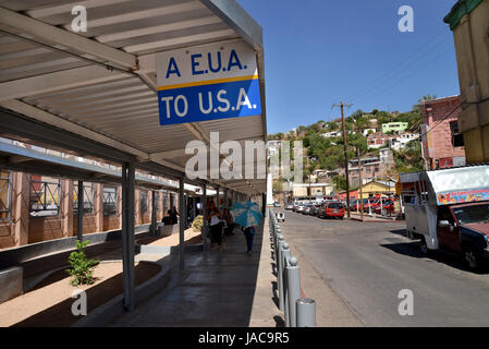 Les piétons entrez le poste d'inspection des douanes de traverser la frontière internationale à Nogales, Arizona, USA, de Nogales, Sonora, Mexique. Le pied Banque D'Images