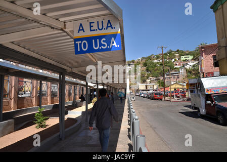 Les piétons entrez le poste d'inspection des douanes de traverser la frontière internationale à Nogales, Arizona, USA, de Nogales, Sonora, Mexique. Le pied Banque D'Images