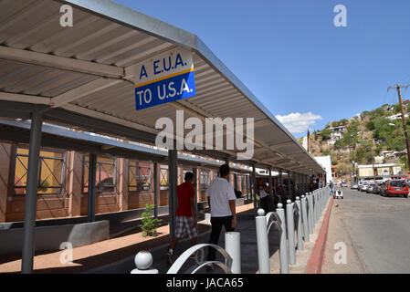 Les piétons entrez le poste d'inspection des douanes de traverser la frontière internationale à Nogales, Arizona, USA, de Nogales, Sonora, Mexique. Le pied Banque D'Images