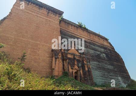 Côté Nord de l'Mingun Pahtodawgyi stupa monument inachevé Mingun dans près de Mandalay en Birmanie. Banque D'Images