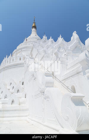 Hsinbyume (également connu sous le nom de Pagode Myatheindan) est un grand blanc dans la pagode Mingun près de Mandalay en Birmanie. Banque D'Images