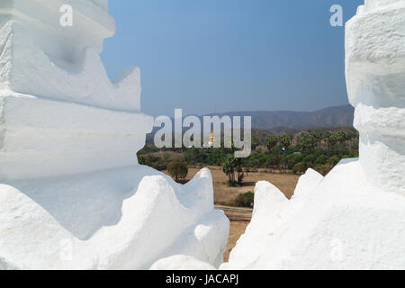 Vue depuis l'Hsinbyume (également connu sous le nom de Pagode Myatheindan) Mingun dans près de Mandalay en Birmanie. Banque D'Images