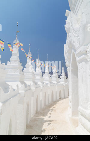 Terrasse supérieure à l'Hsinbyume (également connu sous le nom de Pagode Myatheindan) qui est un grand blanc dans la pagode Mingun près de Mandalay en Birmanie. Banque D'Images