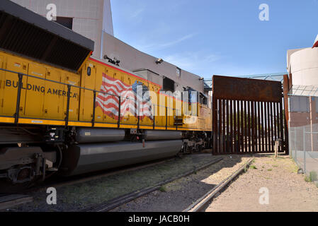 Un train transportant des voitures fabriquées dans les arrêts Nogales, Sonora, Mexique, avant d'entrer dans Nogales, Arizona, USA. Banque D'Images