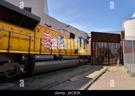 Un train transportant des voitures fabriquées dans les arrêts Nogales, Sonora, Mexique, avant d'entrer dans Nogales, Arizona, USA. Banque D'Images