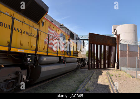 Un train transportant des voitures fabriquées dans les arrêts Nogales, Sonora, Mexique, avant d'entrer dans Nogales, Arizona, USA. Banque D'Images