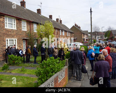 Les touristes à l'extérieur rassemblement 20 Forthlin Road, Liverpool, maison d'enfance de Paul McCartney Banque D'Images