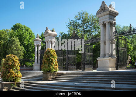 L'entrée principale ornée de Buen Retiro Park, l'un des plus grands parcs de Madrid, Espagne Banque D'Images