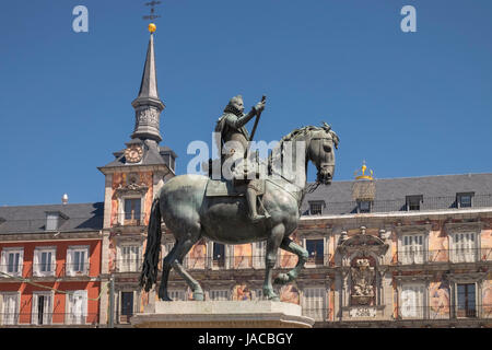 Statue en bronze du roi Philippe III, entouré de trois étages avec des balcons, des maisons dans le centre de la Plaza Major, Madrid, Espagne. Banque D'Images