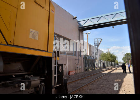 Un train transportant des voitures fabriquées dans les arrêts Nogales, Sonora, Mexique, avant d'entrer dans Nogales, Arizona, USA. Banque D'Images