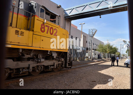 Un train transportant des voitures fabriquées dans les arrêts Nogales, Sonora, Mexique, avant d'entrer dans Nogales, Arizona, USA. Banque D'Images