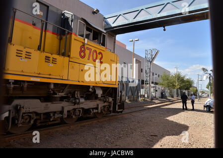 Un train transportant des voitures fabriquées dans les arrêts Nogales, Sonora, Mexique, avant d'entrer dans Nogales, Arizona, USA. Banque D'Images