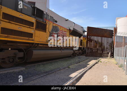 Un train transportant des voitures fabriquées dans les arrêts Nogales, Sonora, Mexique, avant d'entrer dans Nogales, Arizona, USA. Banque D'Images