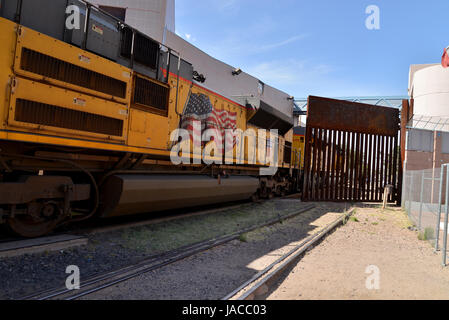 Un train transportant des voitures fabriquées dans les arrêts Nogales, Sonora, Mexique, avant d'entrer dans Nogales, Arizona, USA. Banque D'Images