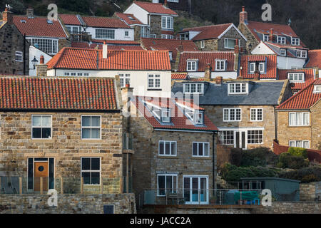 Vue panoramique de joli village côtier pittoresque & seaside maisons aux toits rouges, blotti sur le côté falaise - Runswick Bay, Yorkshire, Angleterre, Royaume-Uni. Banque D'Images