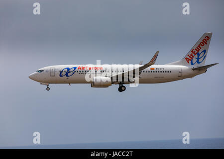 ARECIFE, ESPAGNE - avril 2017, 16 : 737-800 de Boeing avec l'enregistrement de CE-LYR l'atterrissage à l'aéroport de Lanzarote Banque D'Images