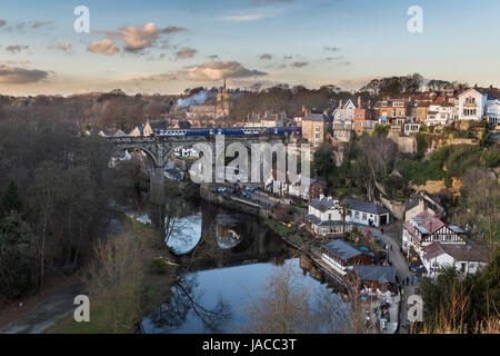 Pittoresque Knaresborough & River Nidd (service de train de passagers, viaduc enjambant la gorge, promenade au bord de la rivière, bâtiments à flanc de colline) - Yorkshire Angleterre Royaume-Uni. Banque D'Images