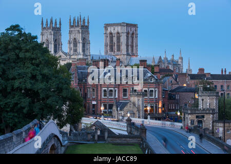 Murs de la ville de York, promenades, pont Lendal, tours Minster, ciel nocturne, lumières de rue et sentiers lumineux sur la route - Yorkshire, Angleterre, GB, Royaume-Uni. Banque D'Images