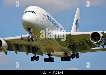 9M-MNA, Malaysia Airlines Airbus A380-800 cn-078 en approche finale de la piste 27L à l'aéroport Heathrow de Londres. Banque D'Images