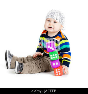 Enfant qui joue avec des jouets sur fond blanc. Drôles de petits jouets pour enfants jouant avec tasse Banque D'Images