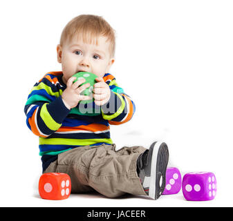 Enfant qui joue avec des jouets sur fond blanc. Drôles de petits jouets pour enfants jouant avec tasse Banque D'Images